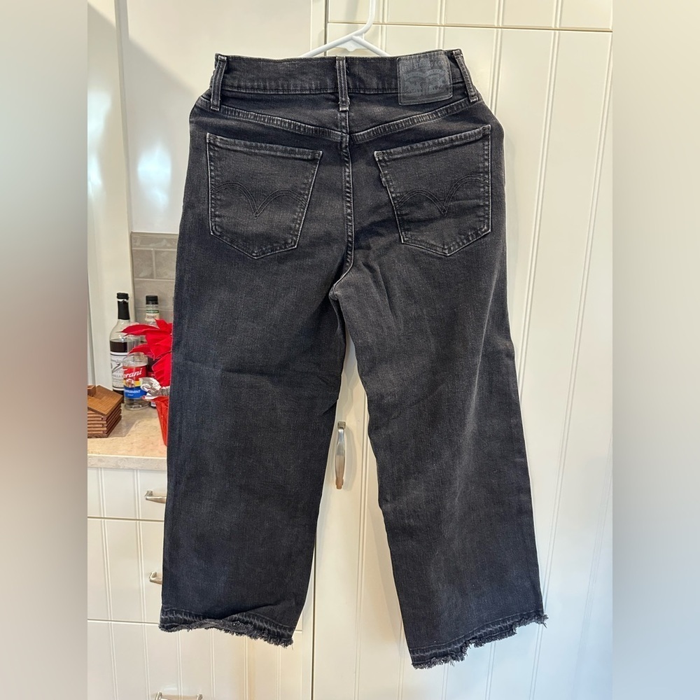 Cropped Black Levi’s Jeans - Picture 2 of 6